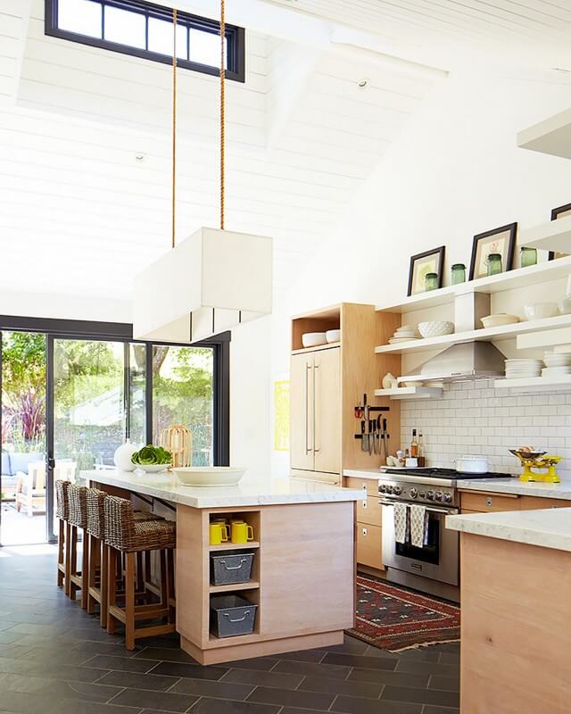 Bàn đá sang trọng vừa dùng làm bàn đảo vừa làm bàn ăn