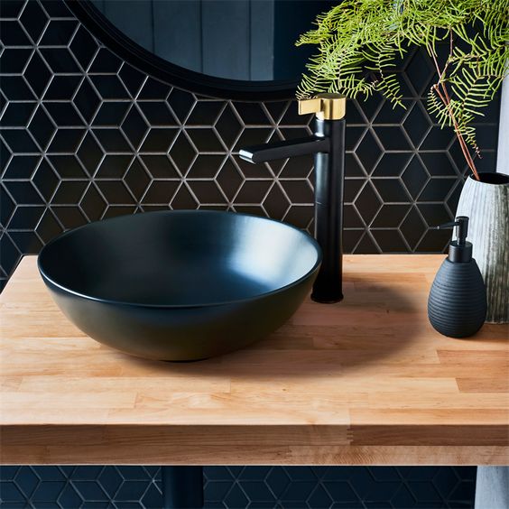 Kiểu thiết kế thứ 3 là dạng thiết kế lavabo đặt trên tủ gỗ cabinet màu đen