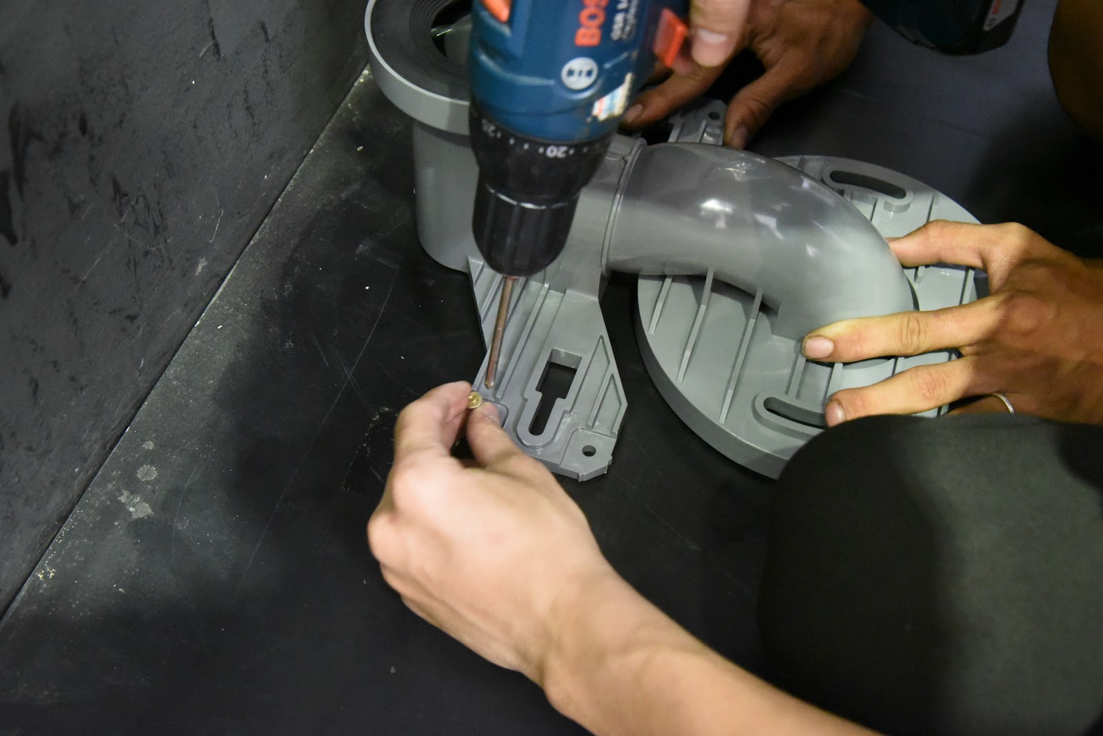 - Lắp sao cho vừa khít với lỗ thoát - vặn ốc cho con thỏ bồn cầu toto