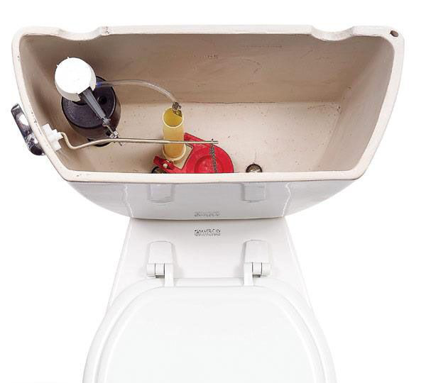 Mở nắp bể chứa bồn cầu, xả hết nước, và đánh dấu khi nước đầy trở lại