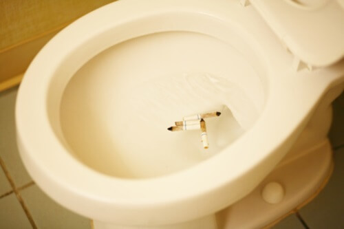 bỏ nhiều dị vật vào bồn cầu khiến bồn cầu sôi ùn ục