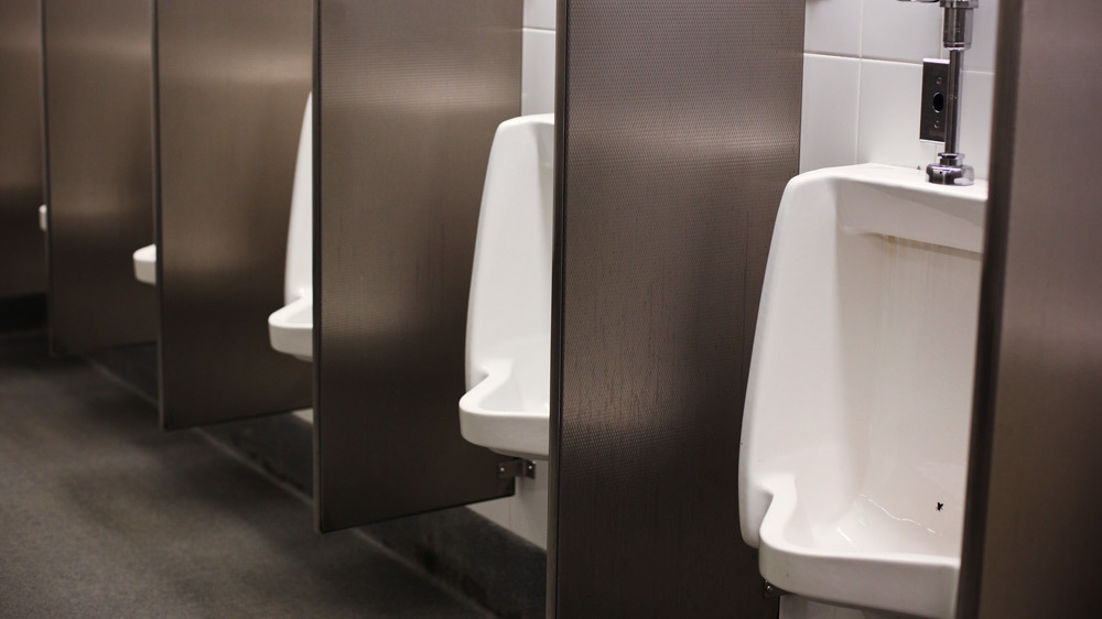 bồn tiểu nam trong nhà vệ sinh công cộng