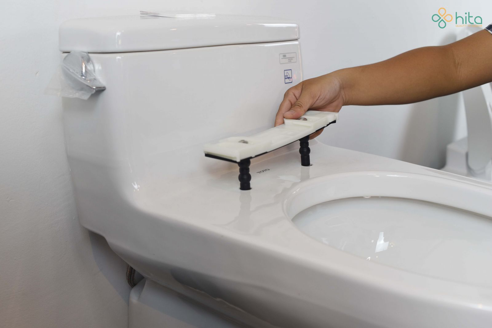 cách lắp đặt nắp rửa điện tử 2