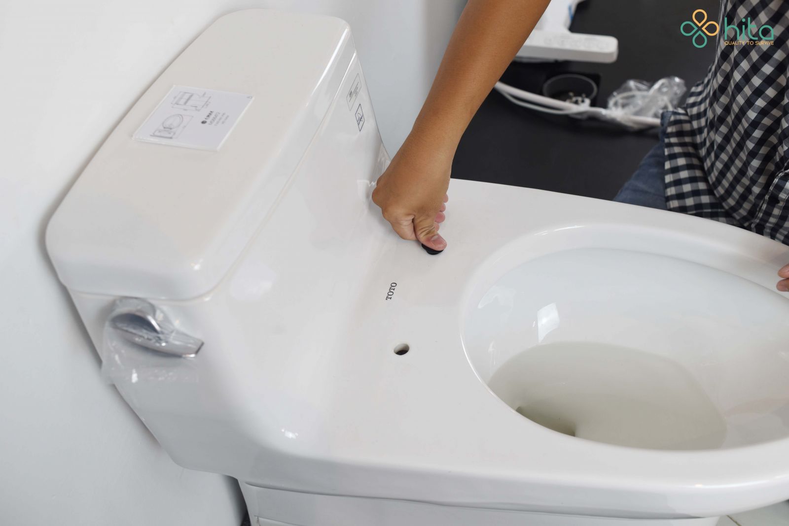 cách lắp đặt nắp rửa điện tử 2