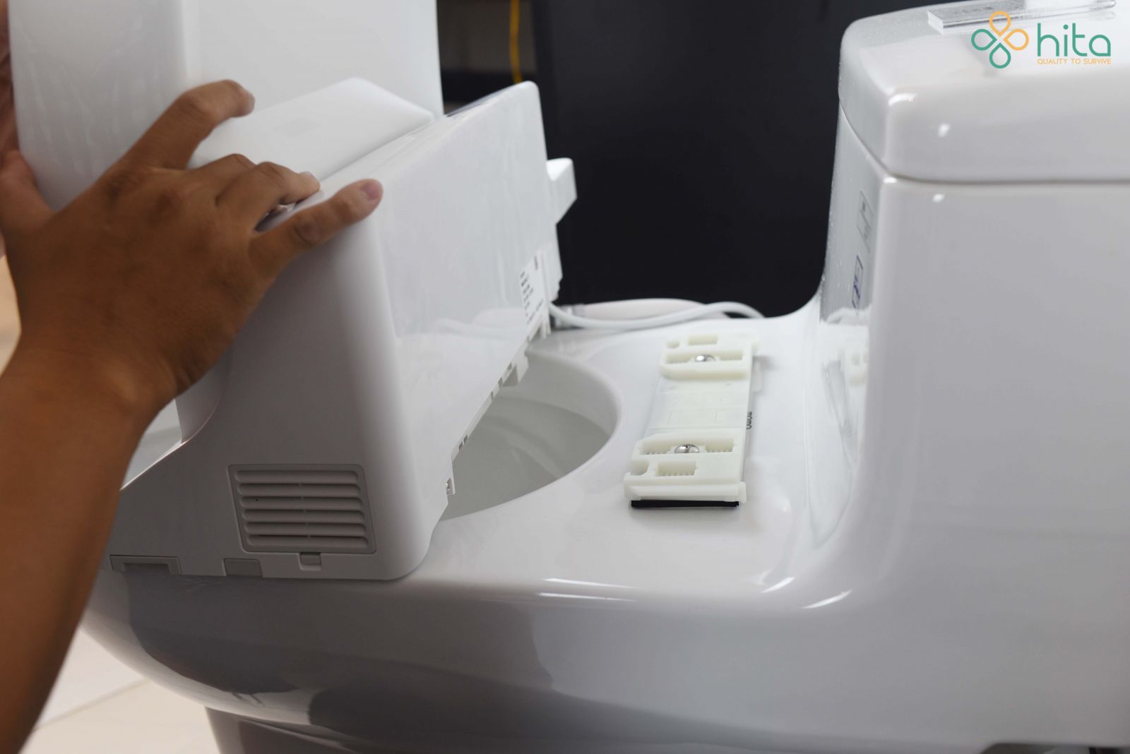 cách lắp đặt nắp rửa điện tử