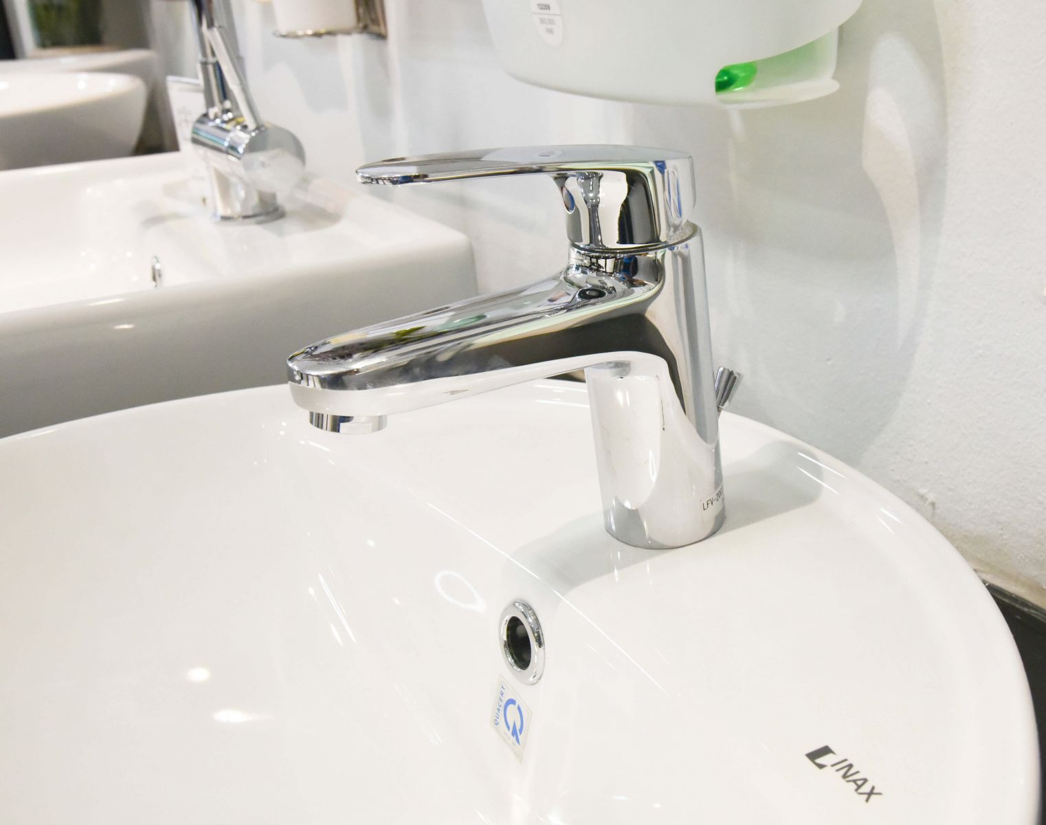 Màu sắc Inax thật, 5 cách phân biệt thiết bị vệ sinh Inax thật giả, cách nhận biết bồn cầu inax chính hãng