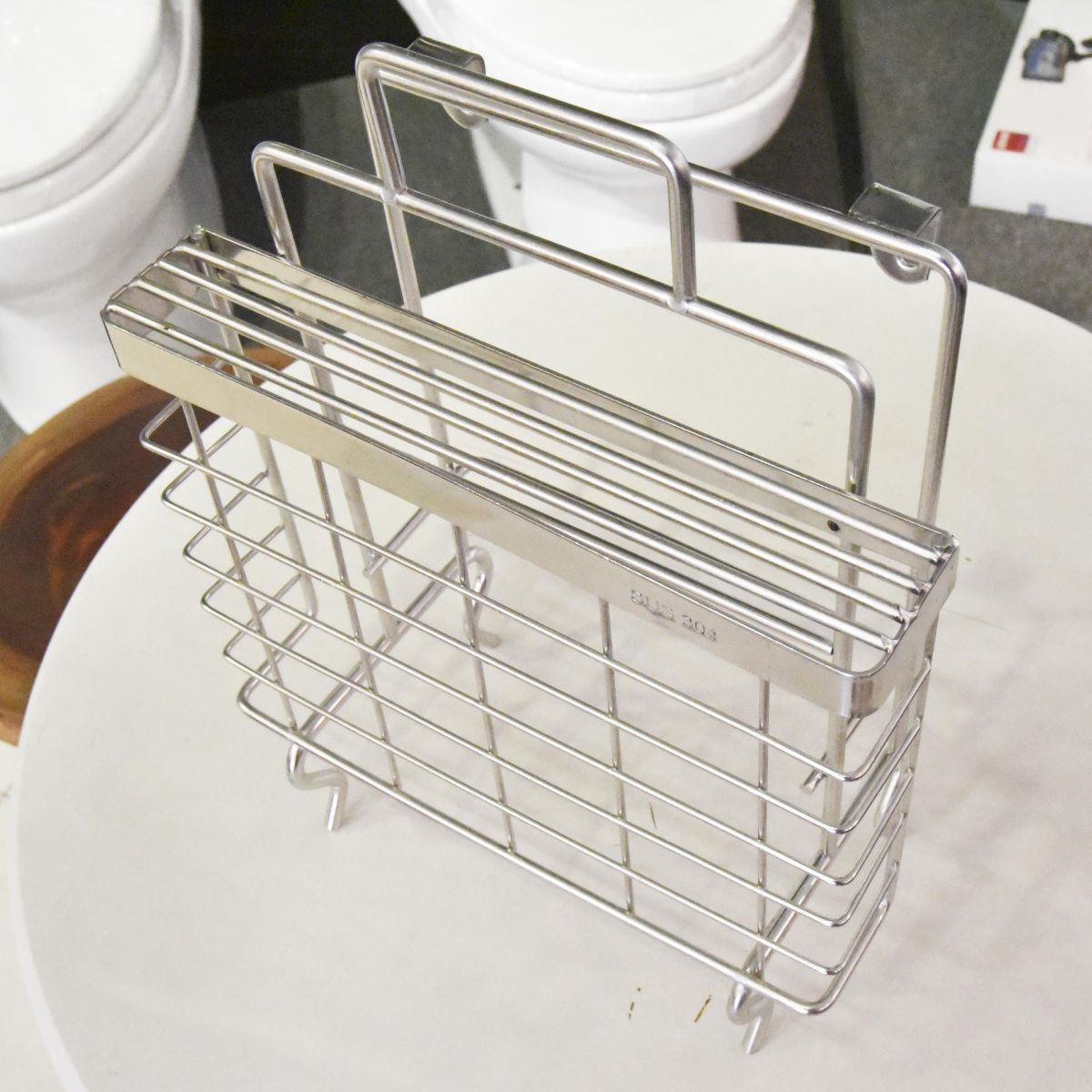 Kệ để thớt inox Outlet 01 là sản phẩm thiết bị vệ sinh outlet, xả kho, thanh lý một số mặt hàng trưng bày, giá khuyến mãi cực kỳ hấp dẫn, đến ngay showroom Hita tại Tphcm