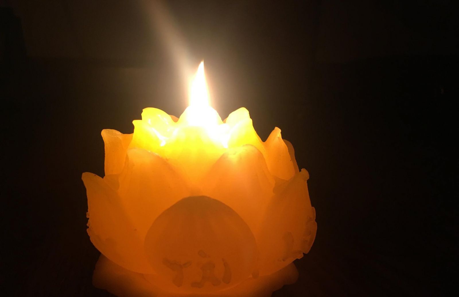 Nến phật thủ có mùi hương dễ chịu tương đồng với trái phật thủ 