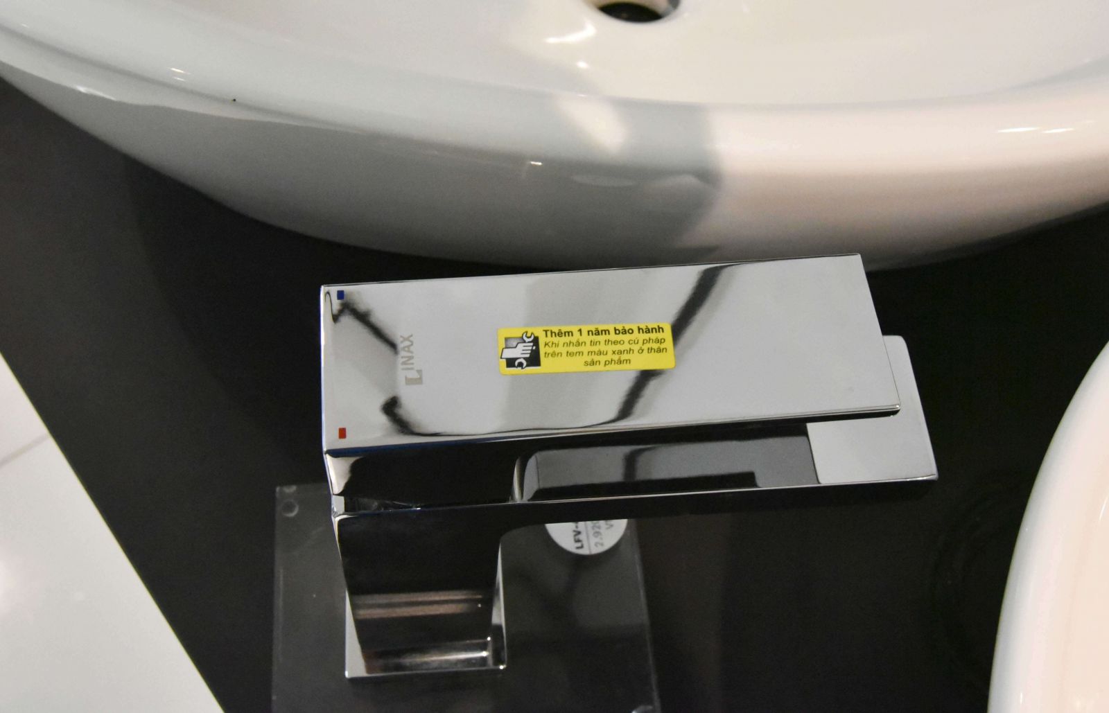 Tem bảo hành chống hàng giả chính hãng Inax màu vàng, Cách phân biệt thiết bị vệ sinh Inax thật giả, cách nhận biết bồn cầu inax chính hãng