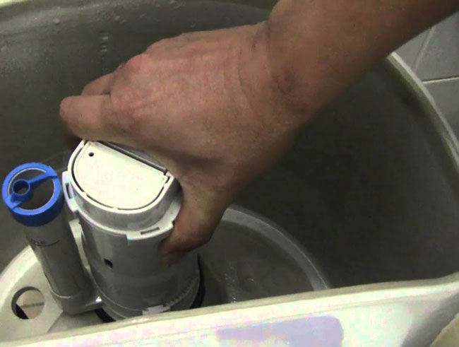 Thay cục bấm nước bồn cầu 