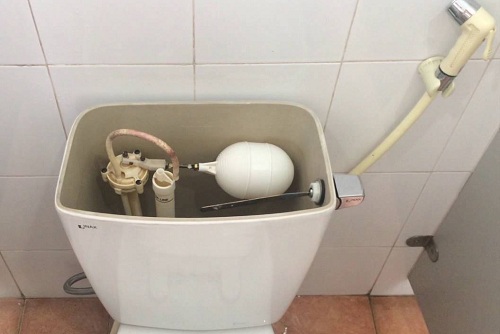 cách khắc phục bồn cầu không tự bơm nước