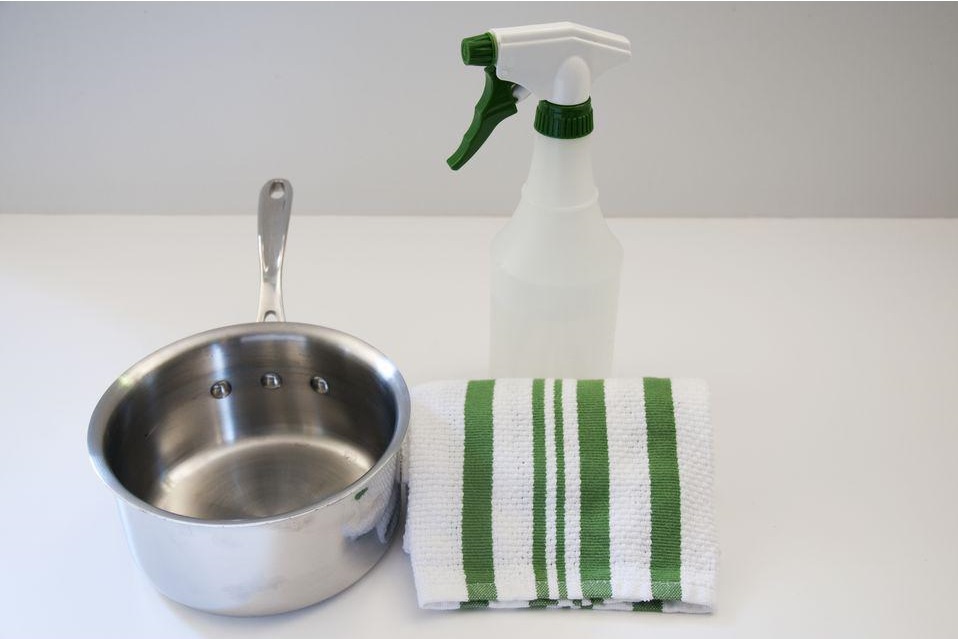 Cách làm sáng inox bị đen bằng nước lau kính