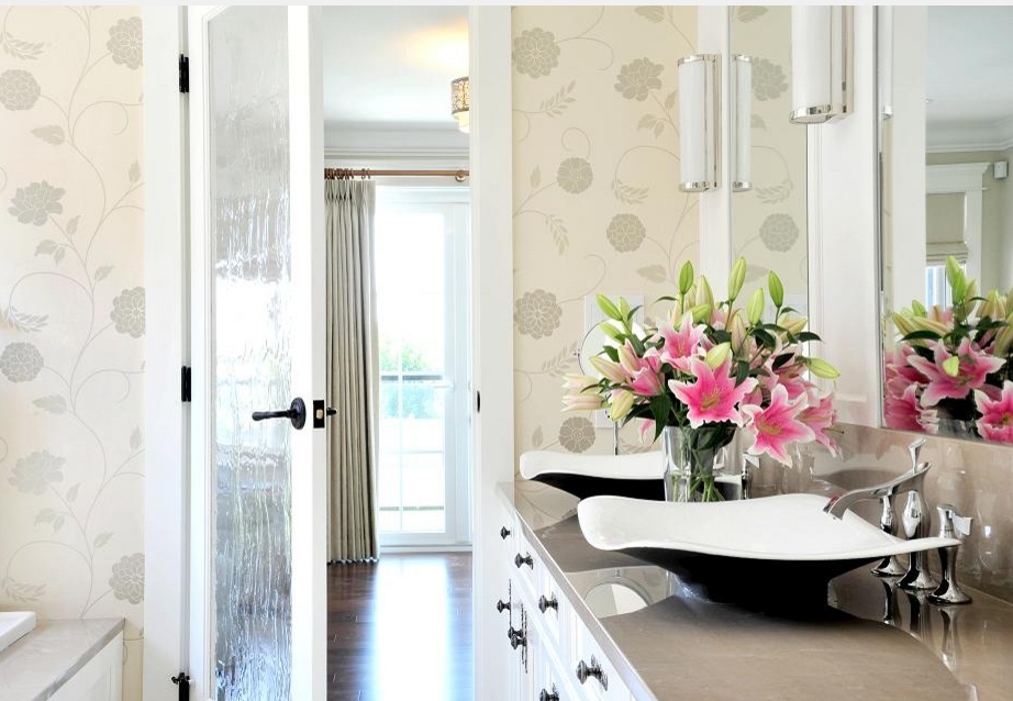 Trang trí lavabo chậu rửa mặt bằng hoa tươi