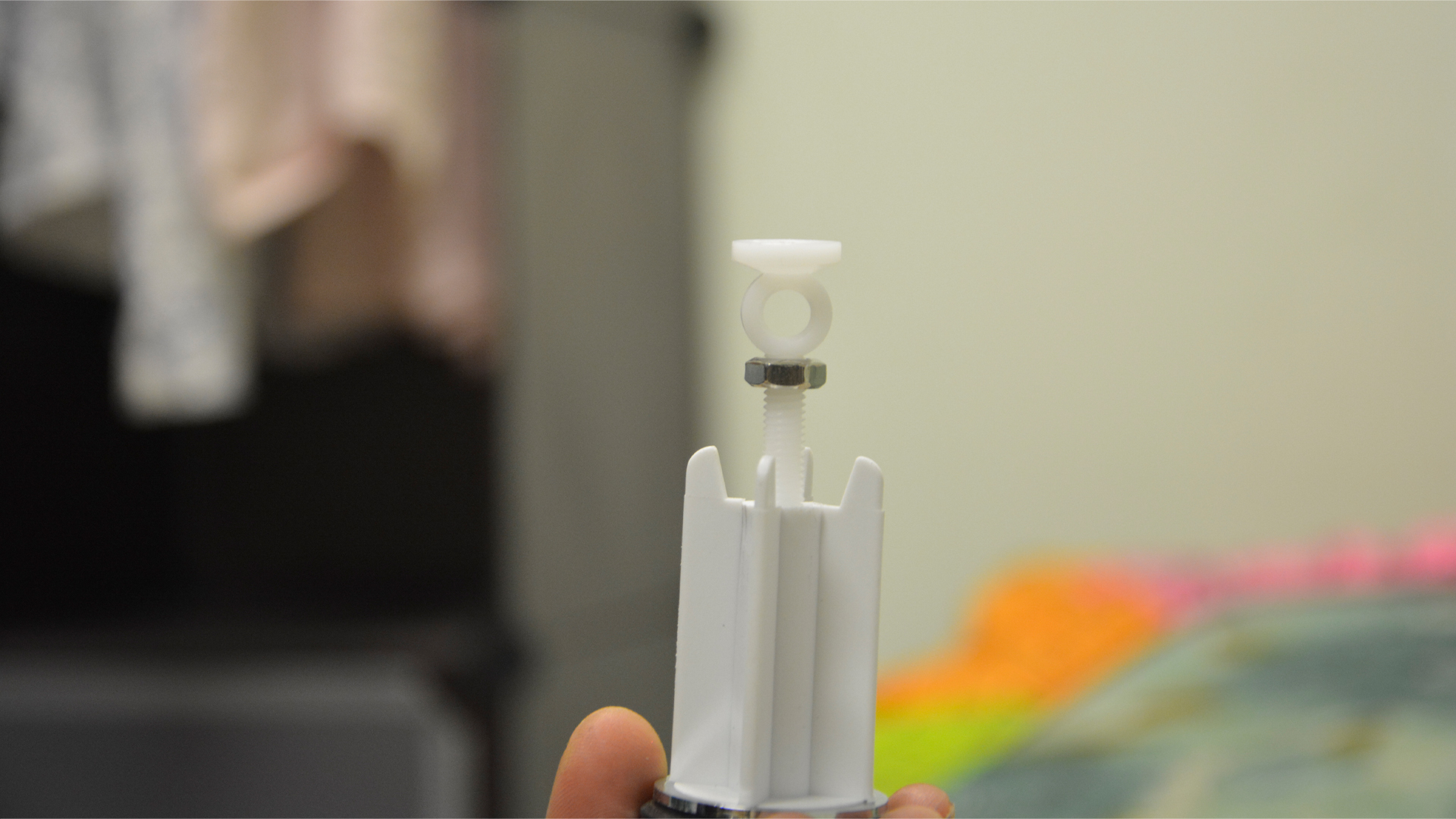 Bạn thấy cái lỗ nhỏ đó chứ?