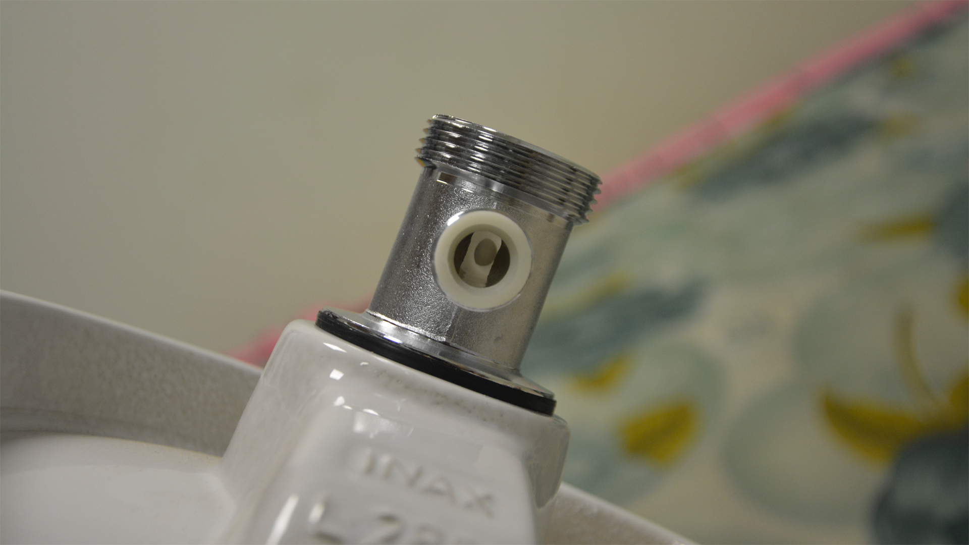 Đặt nó vào phía trong chỗ ta vừa siết, sao cho nhìn thấy được cả 2 vòng tròn