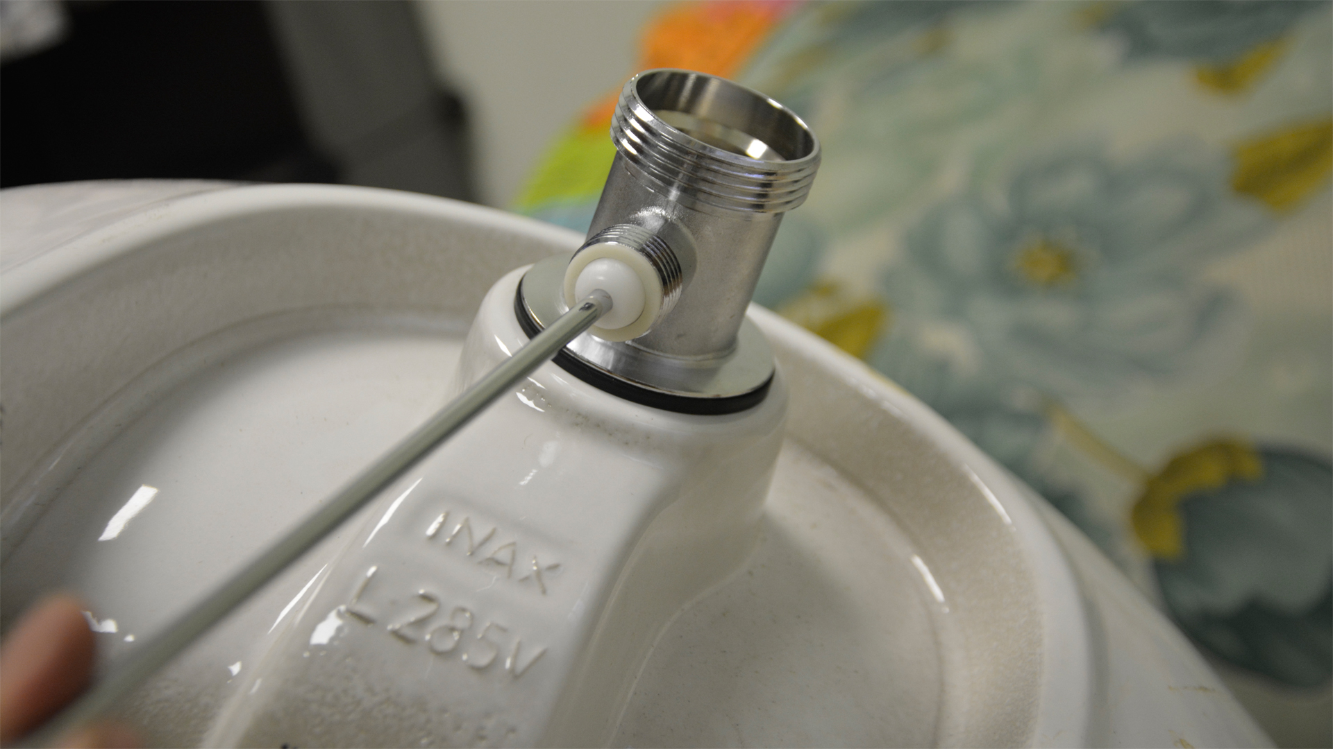 Tiếp theo, gắn cần điều chỉnh vào