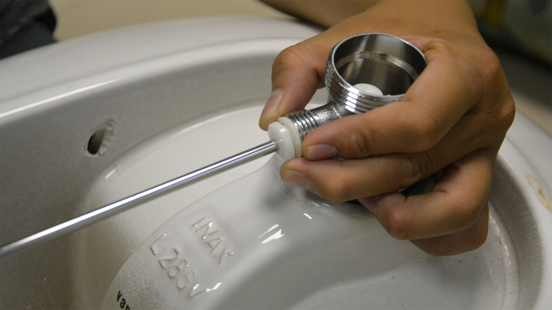 ...rồi chèn đệm rồi siết khóa lại