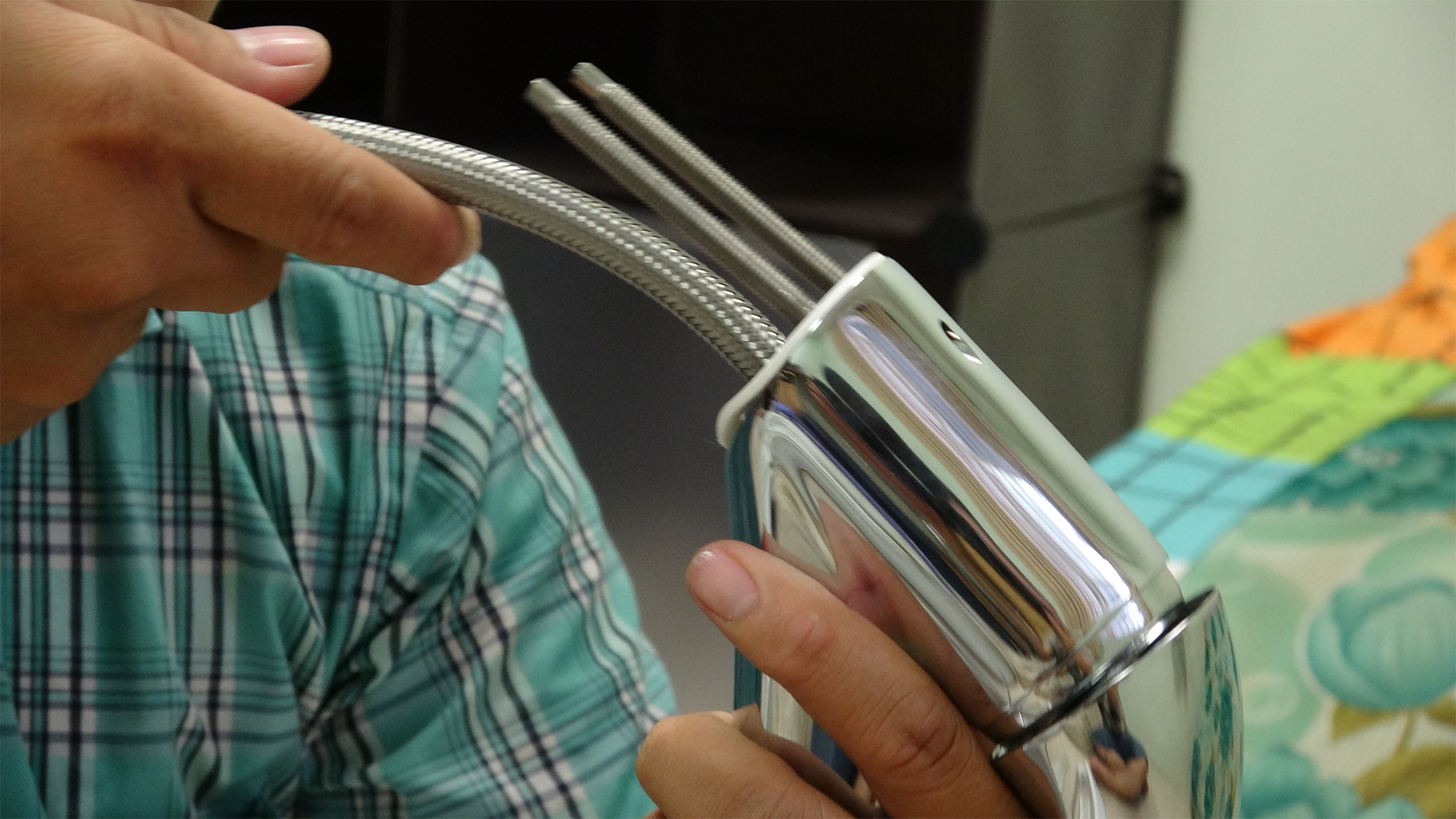 Kế tiếp, tháo 2 ống xả nóng lạnh phía vòi nước ra