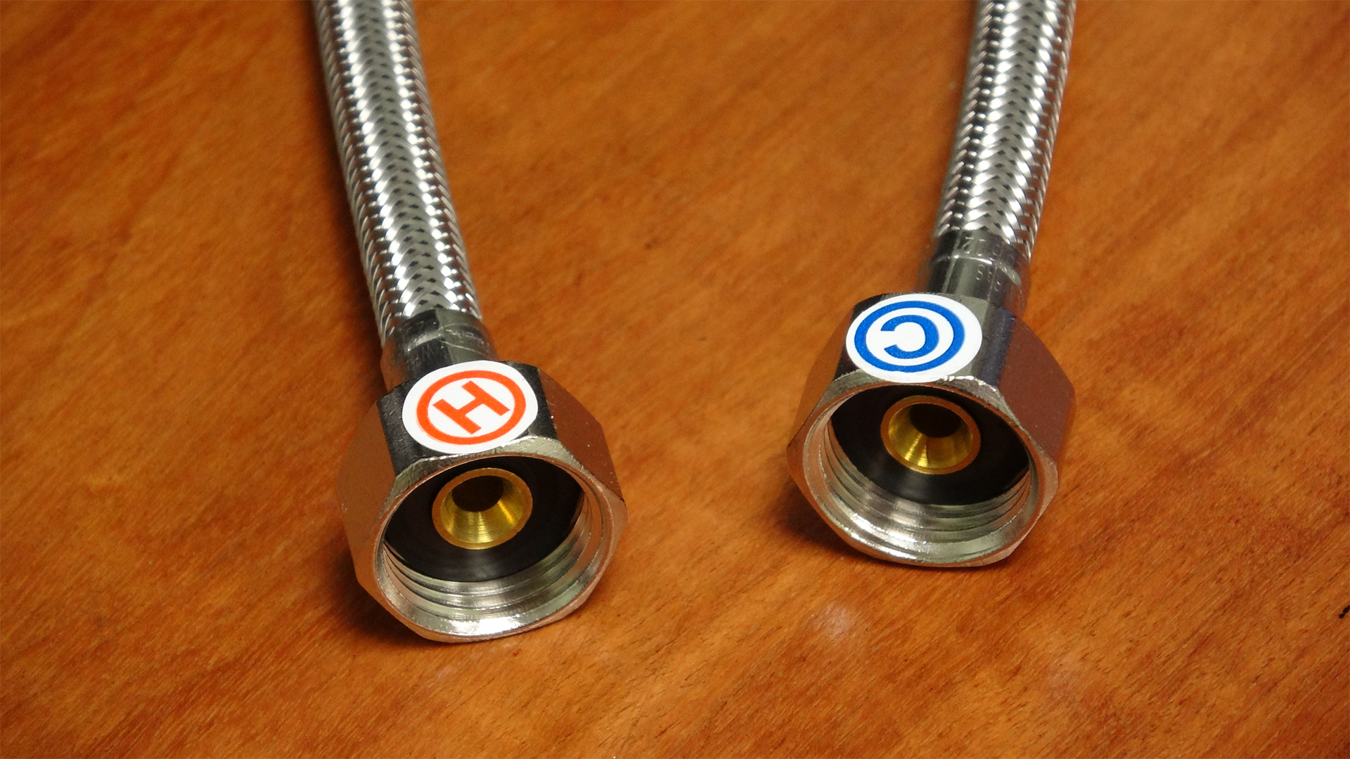 Sau đó, gắn trở lại 2 ống xả (H)- vòi nóng và (C)- vòi lạnh