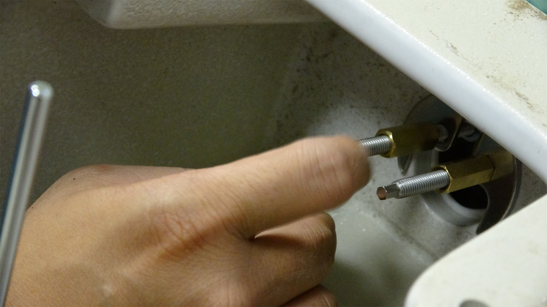 và nhớ siết chặt các bộ phận khác