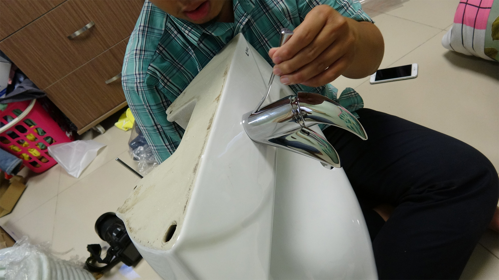 Tiếp theo, đặt cần điều chỉnh vào phía sau vòi nước