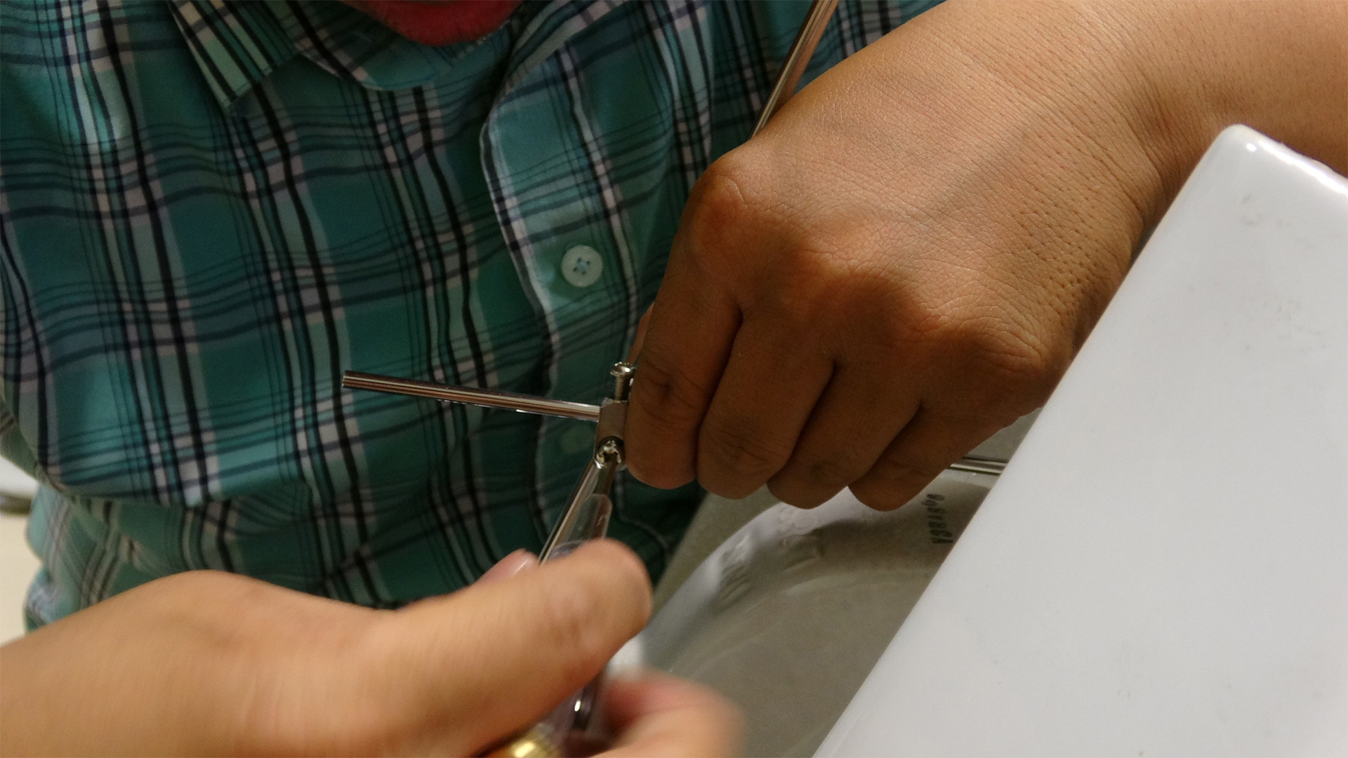 Cuối cùng, canh chỉnh 2 cần điều chỉnh van xả