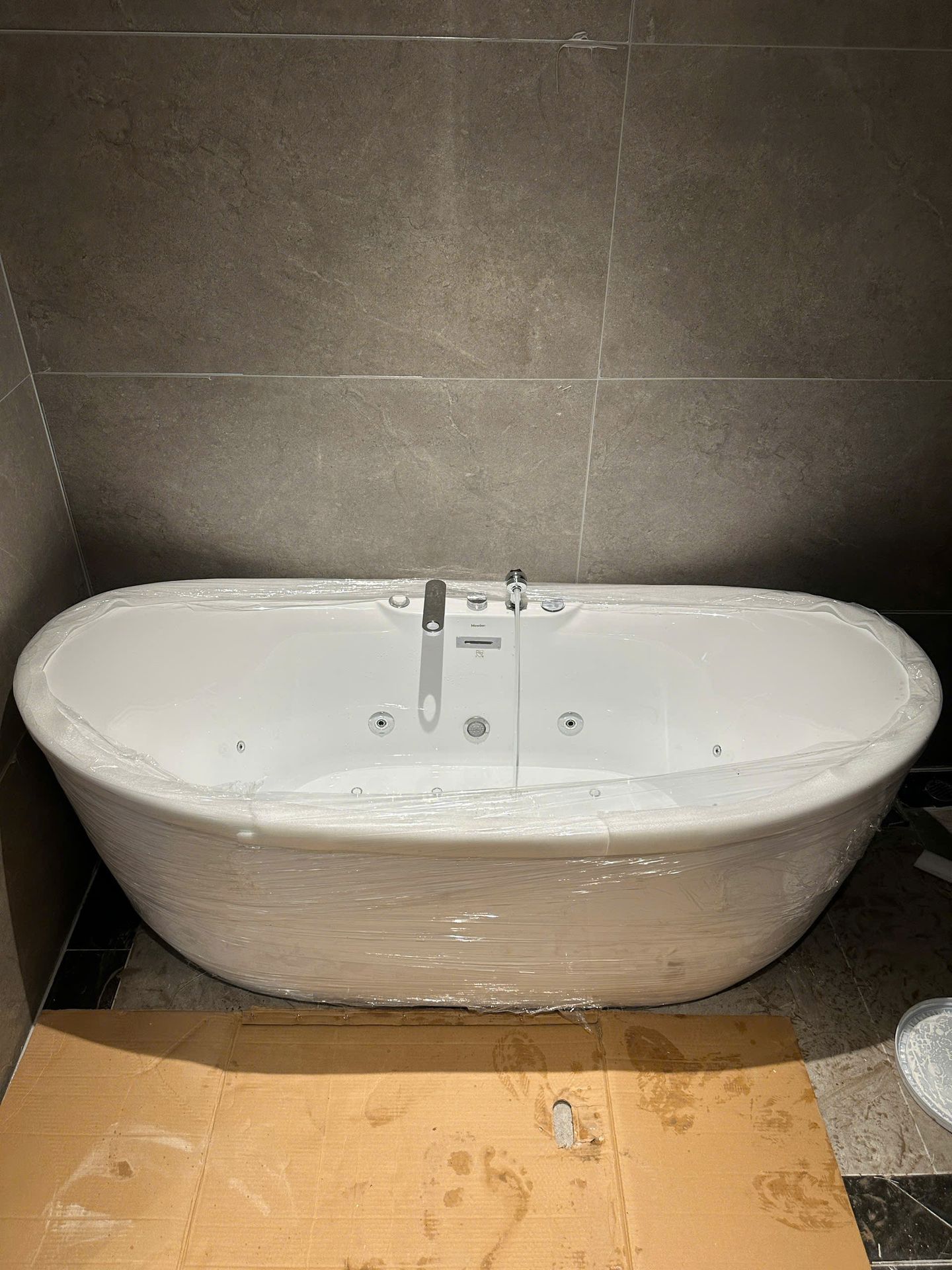 Đánh giá sản phẩm Bồn tắm đặt sàn massage 1.8m MOWOEN MW8305BFB-180.MS