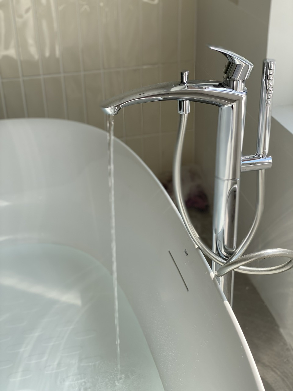 Đánh giá sản phẩm Vòi xả bồn tắm TOTO TBG09306AA TBN01105B đặt sàn nóng lạnh (kèm đế)