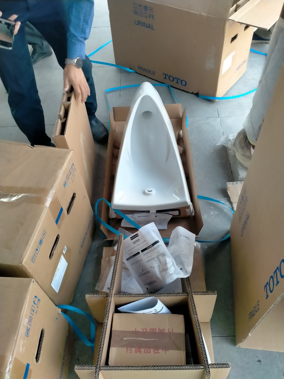 Đánh giá sản phẩm Bồn tiểu nam TOTO USWN902ASV treo tường