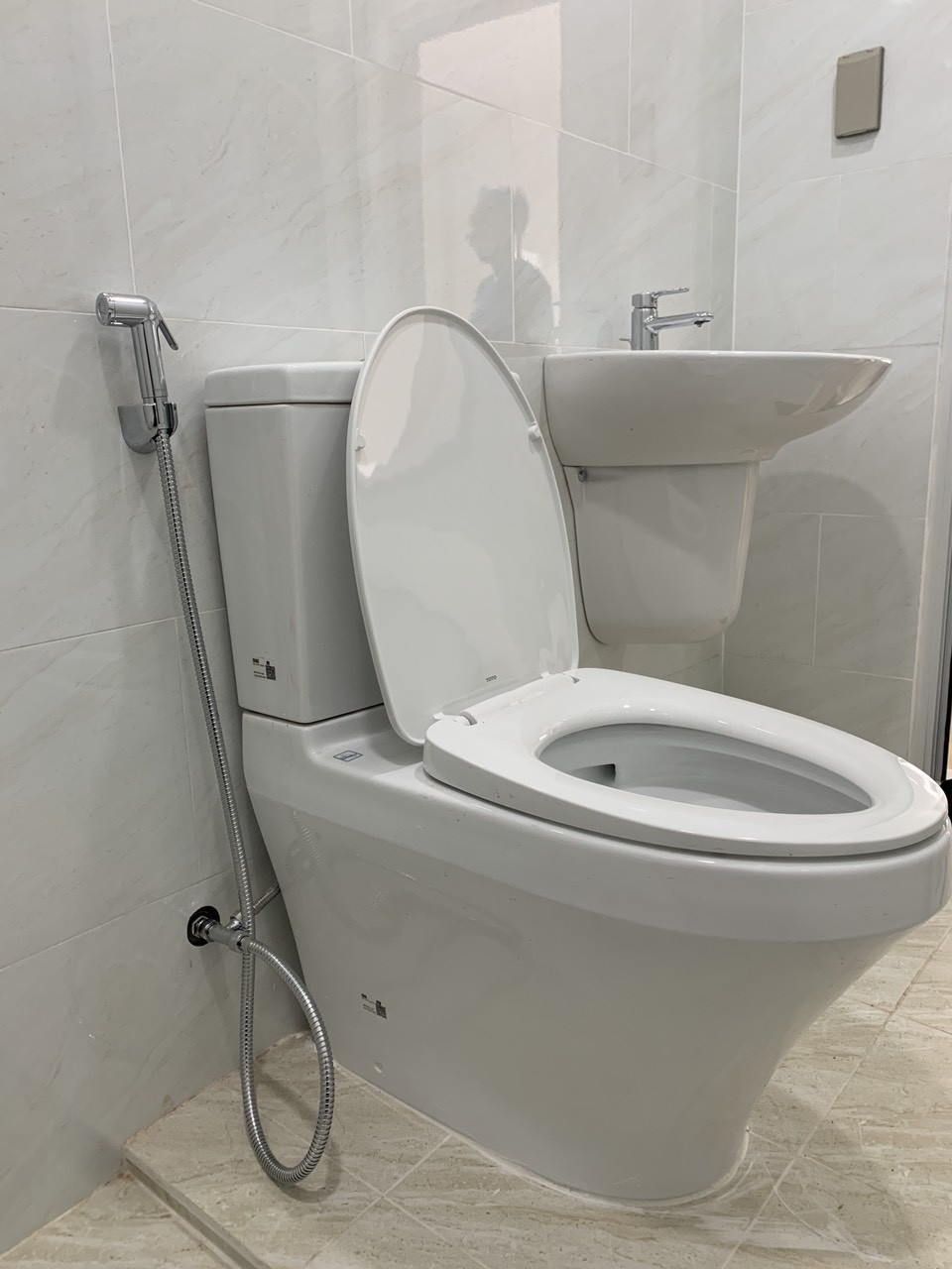 Đánh giá sản phẩm Bồn cầu 2 khối TOTO CS948DT10 nắp đóng êm TC395VS