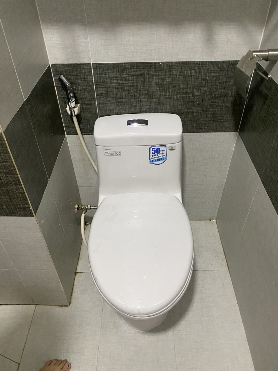 Đánh giá sản phẩm Bồn cầu 1 khối Viglacera BL5 nắp êm xả thẳng (+ vòi xịt VG826)