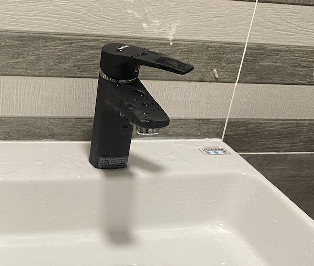 Đánh giá sản phẩm Vòi chậu lavabo nóng lạnh Caesar B390CU / CBU / CGU / CRU / CWU