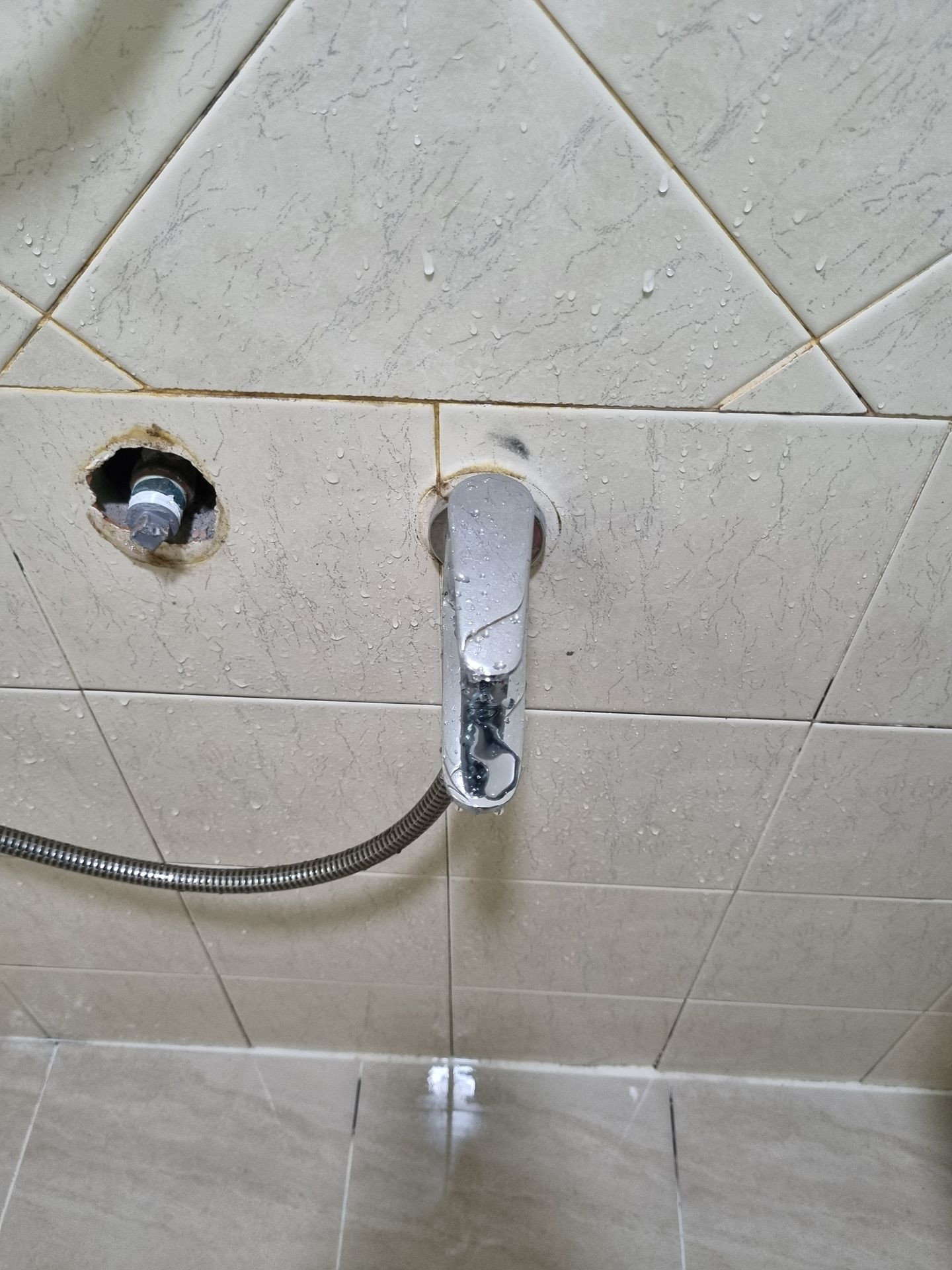 Đánh giá sản phẩm Bộ vòi sen tắm lạnh Caesar S063C (Tay sen tắm xi)