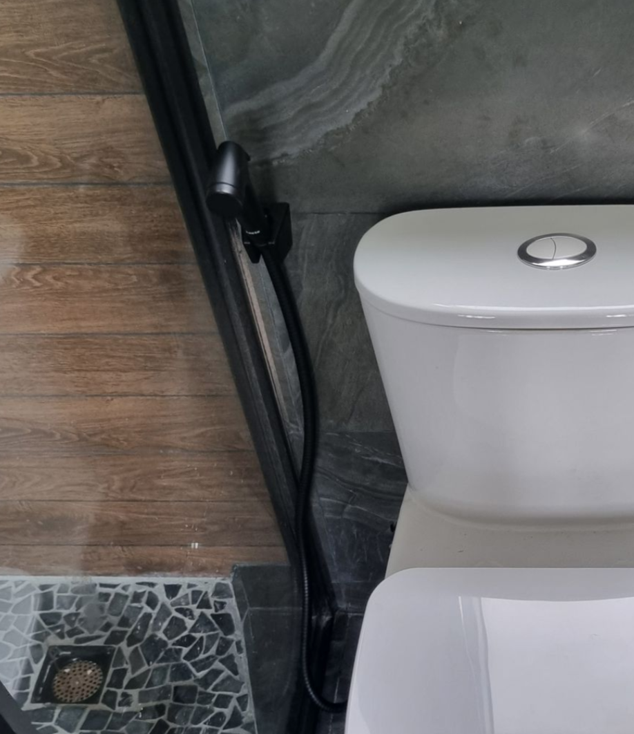 Đánh giá sản phẩm Vòi xịt vệ sinh Luxta L5101-Black