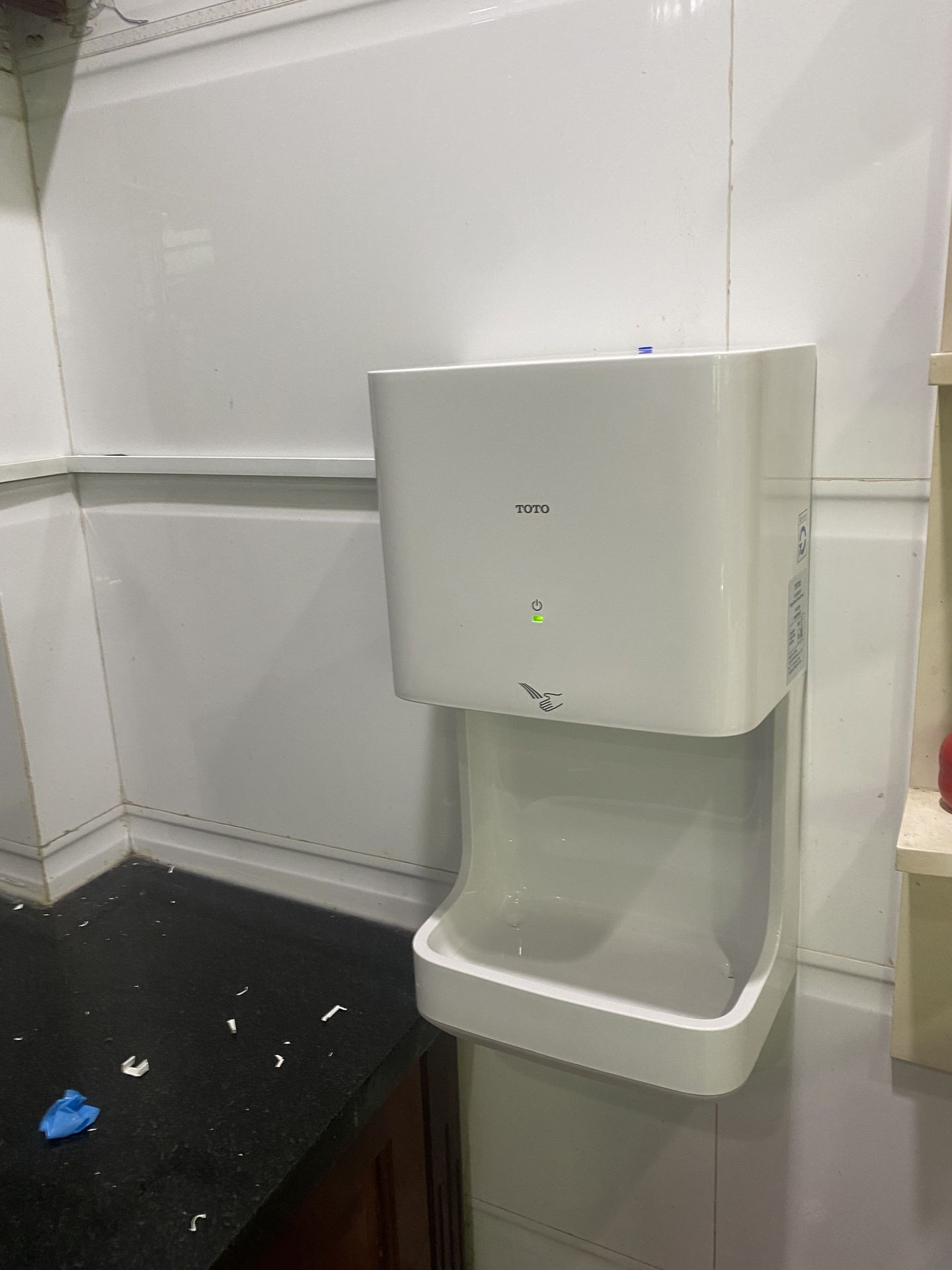 Đánh giá sản phẩm Máy sấy tay TOTO TYC322W có khay hứng nước