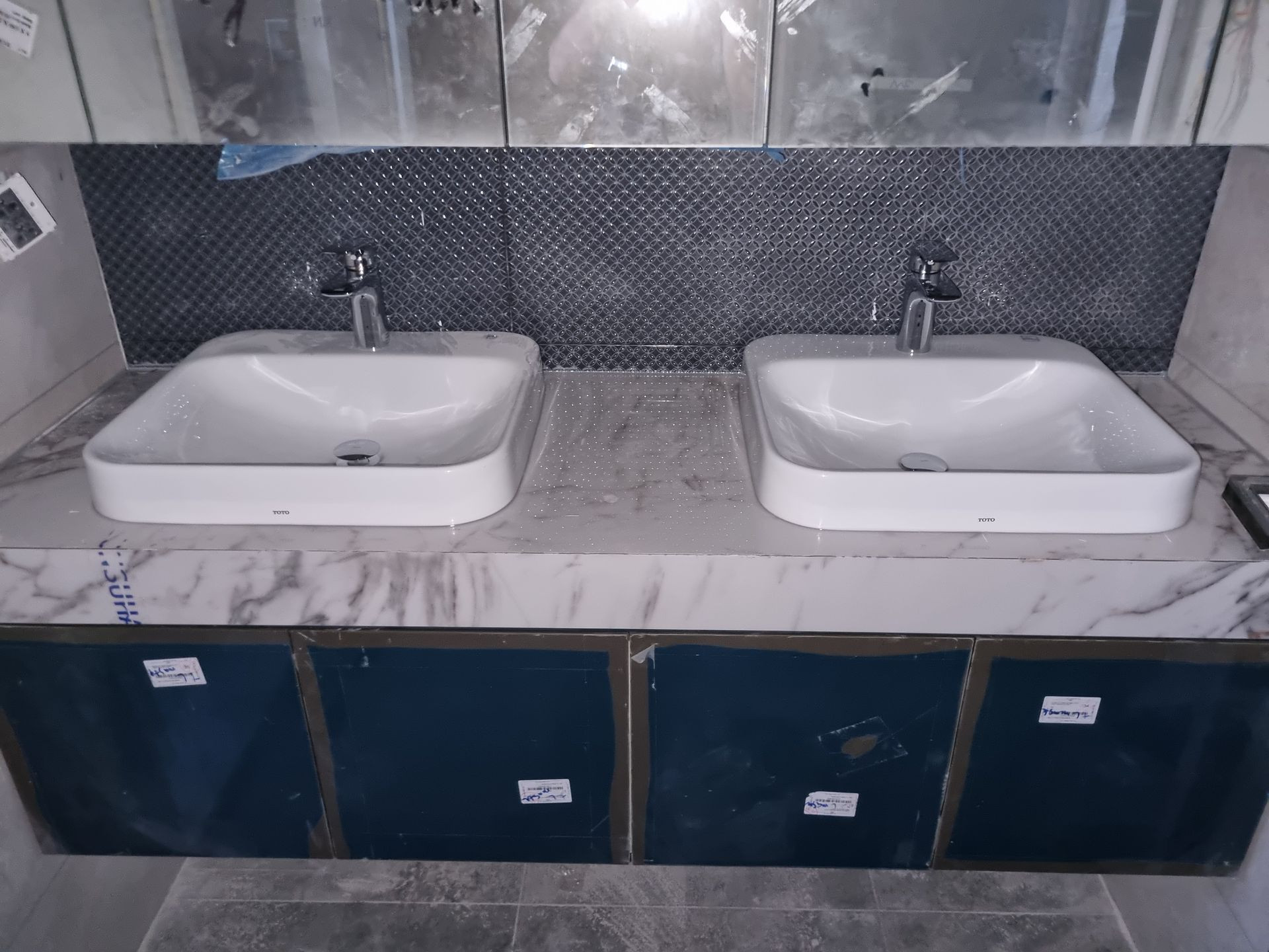 Đánh giá sản phẩm Chậu rửa lavabo đặt bàn TOTO LT5615C