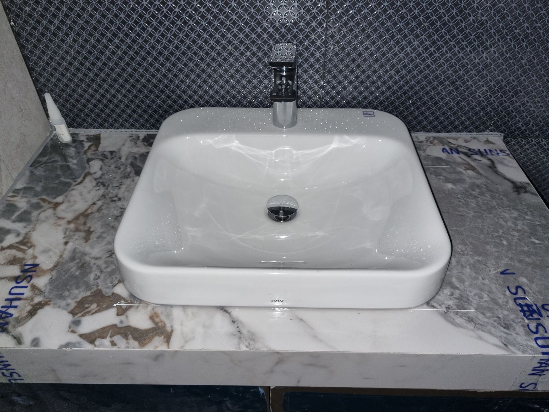 Đánh giá sản phẩm Chậu rửa lavabo đặt bàn TOTO LT5615C