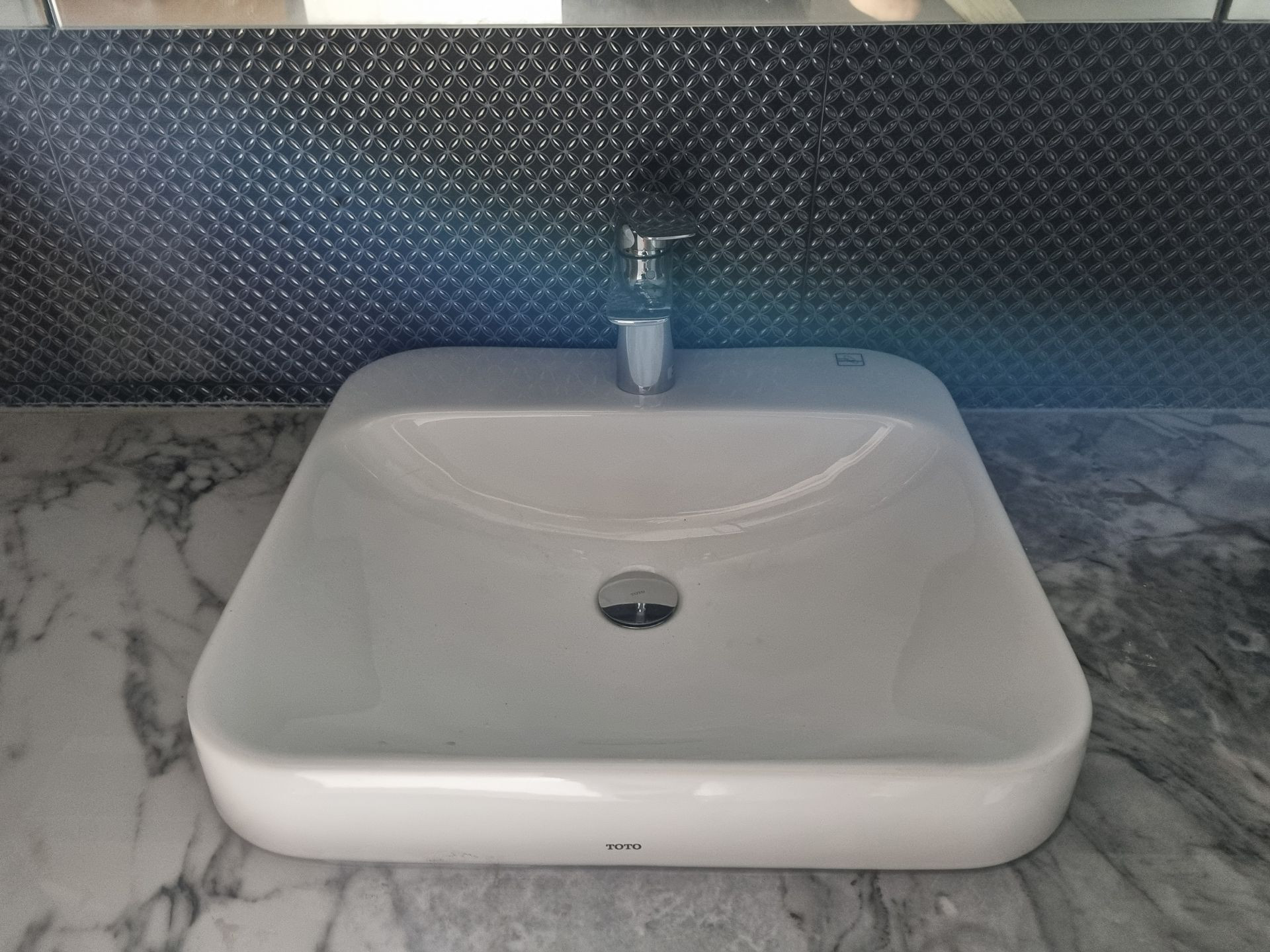 Đánh giá sản phẩm Chậu rửa lavabo đặt bàn TOTO LT5615C