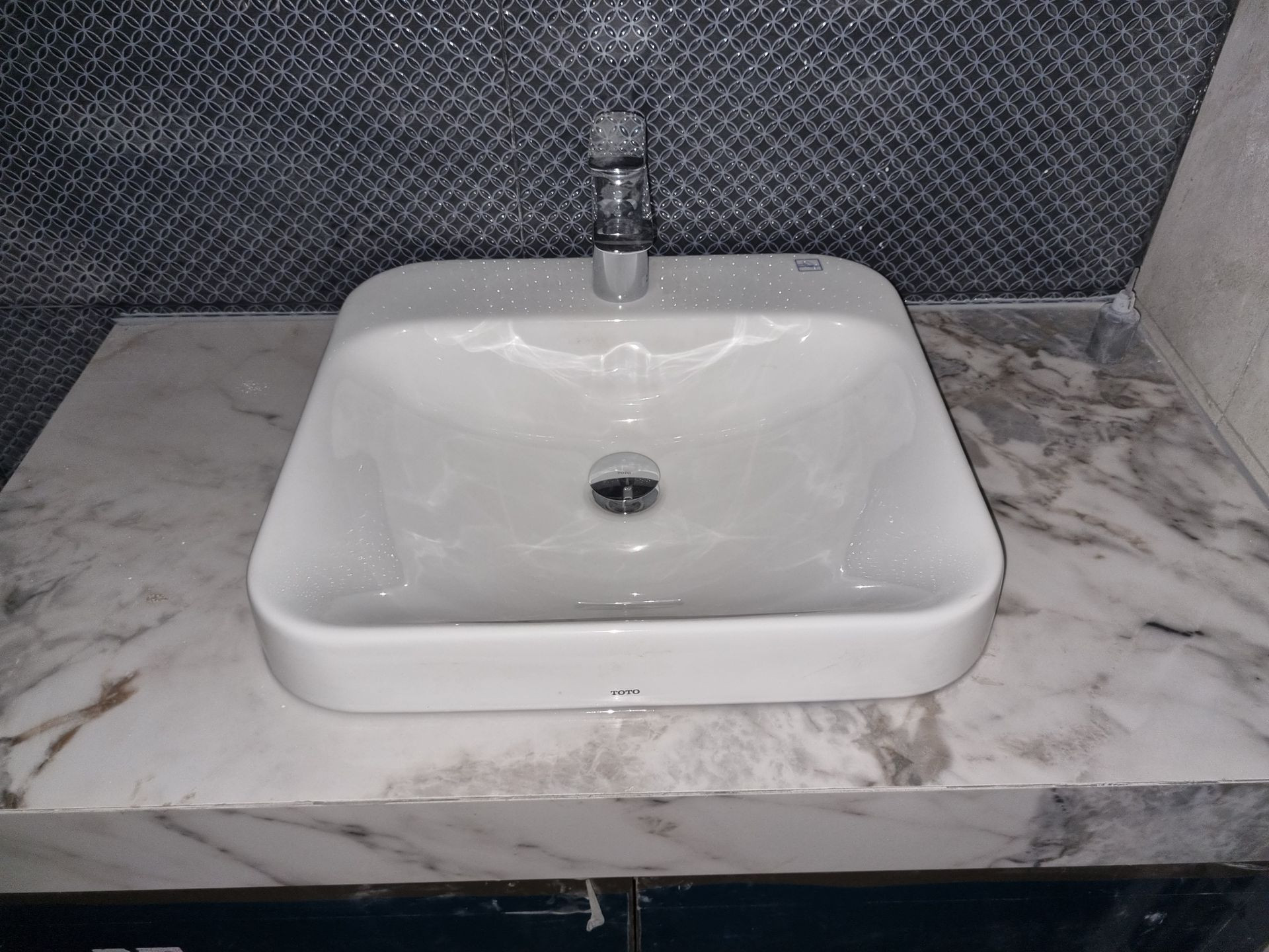 Đánh giá sản phẩm Chậu rửa lavabo đặt bàn TOTO LT5615C