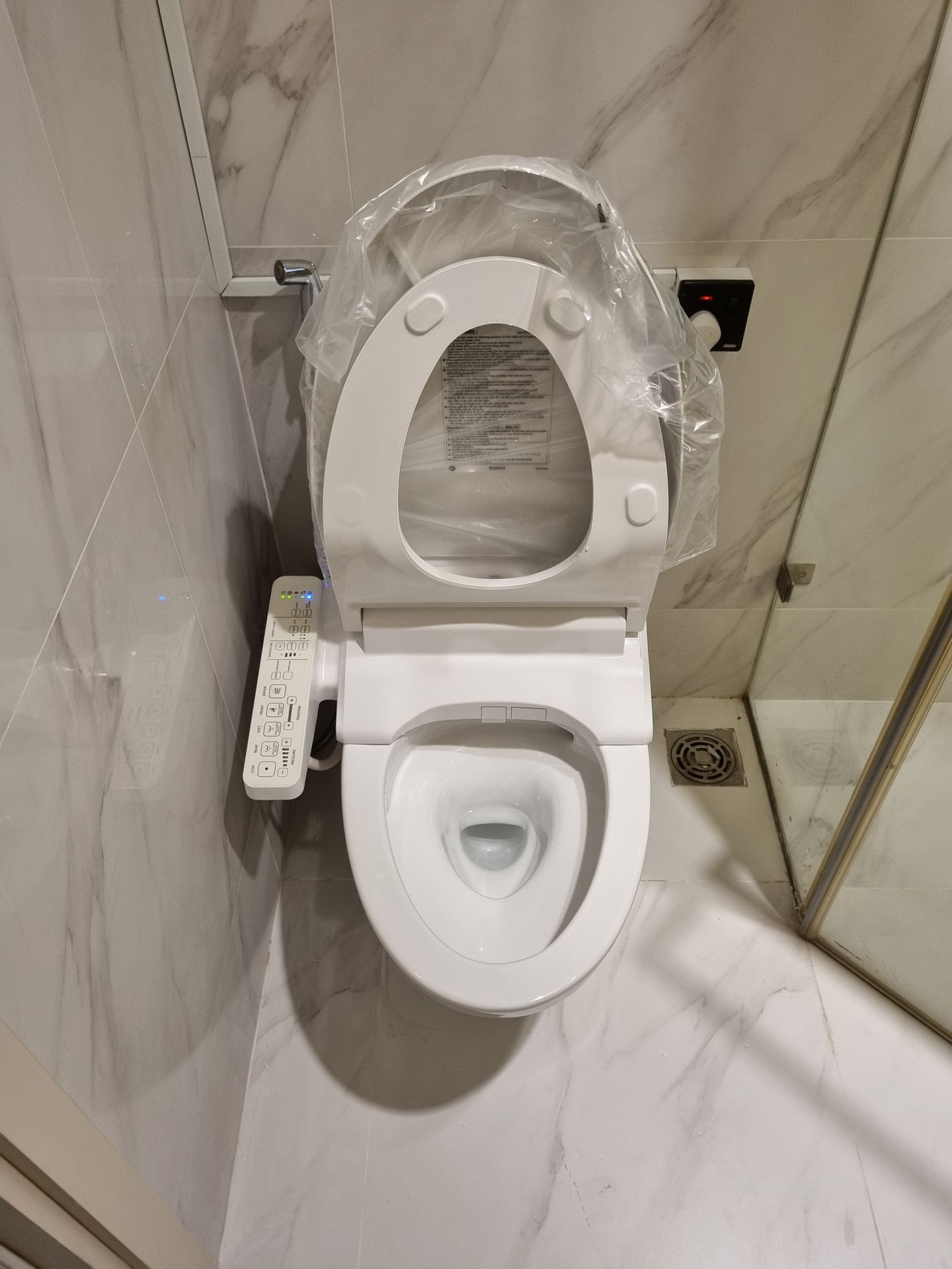 Đánh giá sản phẩm Bồn cầu TOTO CS326DW16 2 khối nắp điện tử Washlet C2 TCF23410AAA