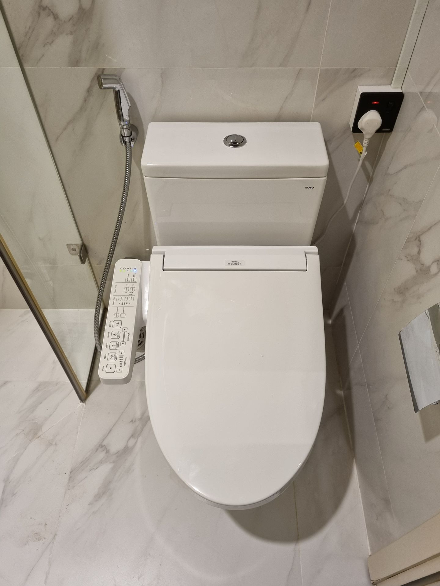 Đánh giá sản phẩm Bồn cầu TOTO CS326DW16 2 khối nắp điện tử Washlet C2 TCF23410AAA