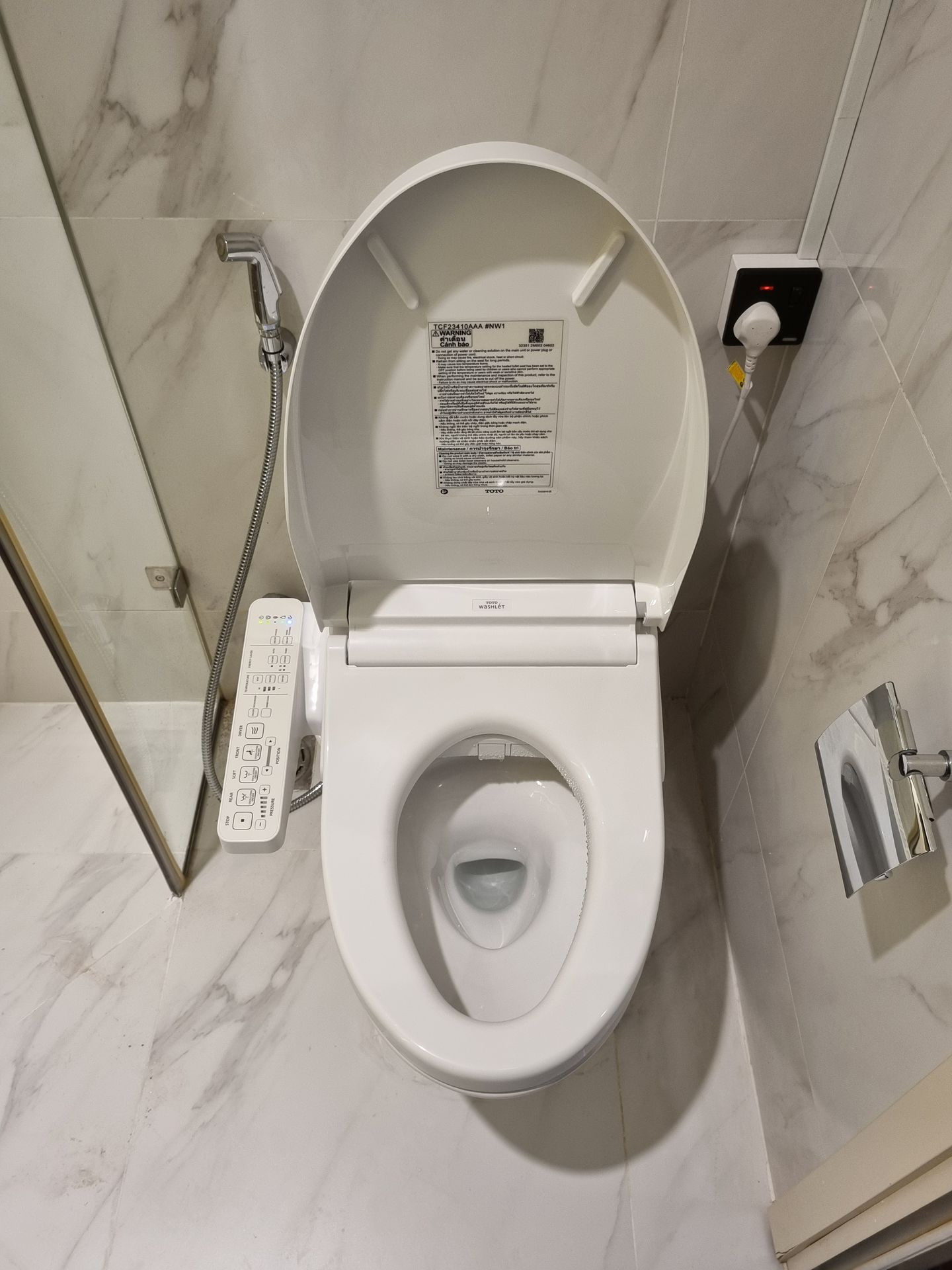 Đánh giá sản phẩm Bồn cầu TOTO CS326DW16 2 khối nắp điện tử Washlet C2 TCF23410AAA