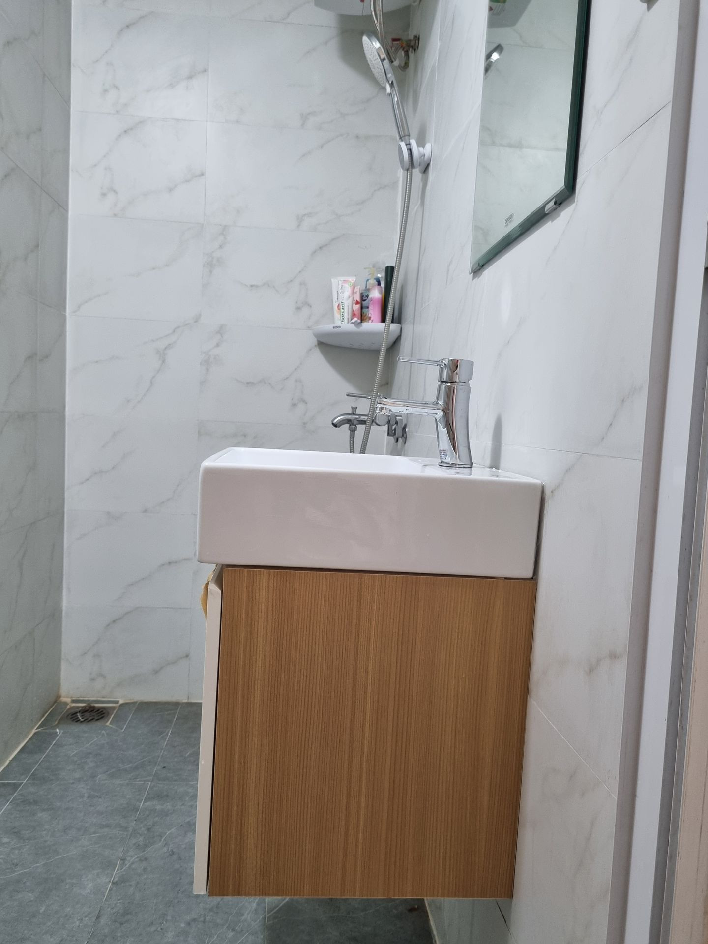 Đánh giá sản phẩm Bộ tủ chậu cabinet treo màu vân gỗ Caesar LF5257+EH05257AWV