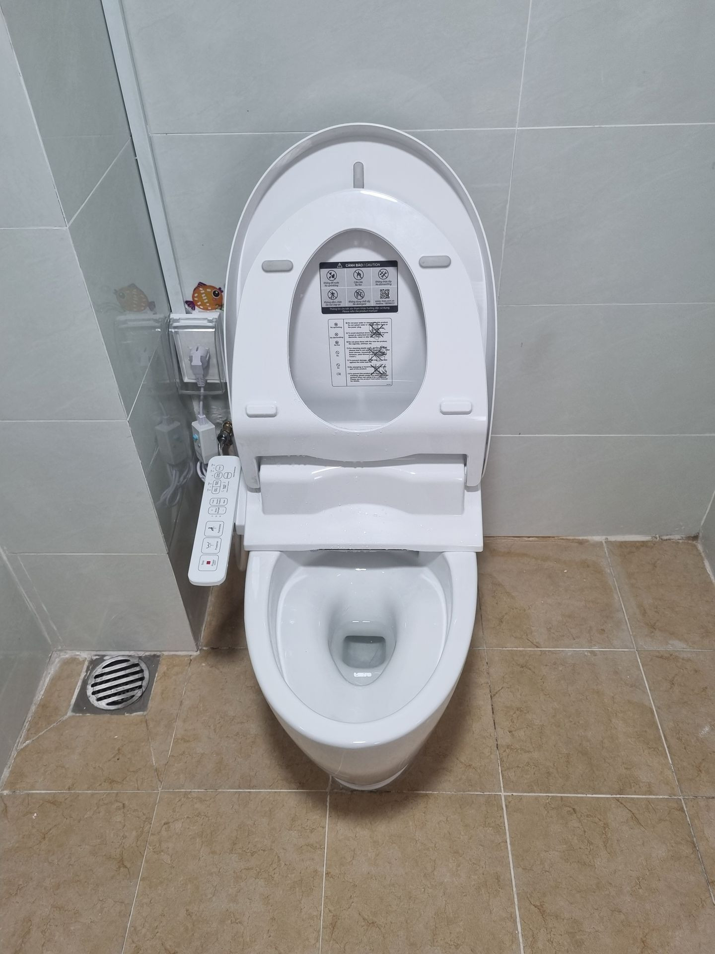 Đánh giá sản phẩm Bồn cầu 1 khối nắp điện tử INAX AC-902 + CW-H18VN