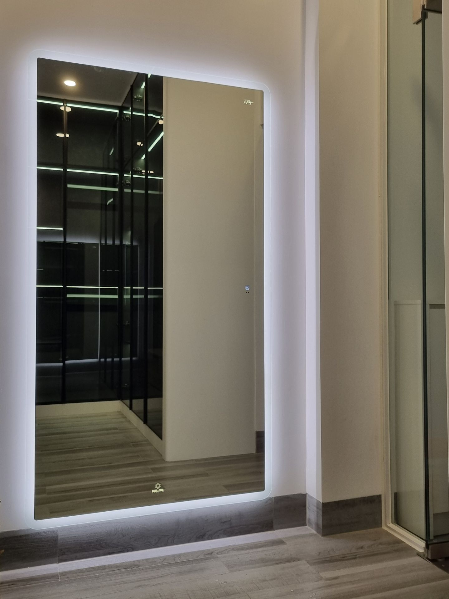 Đánh giá sản phẩm Gương led chữ nhật 50x70cm GLS M35R36 ánh sáng ngoài hoa văn