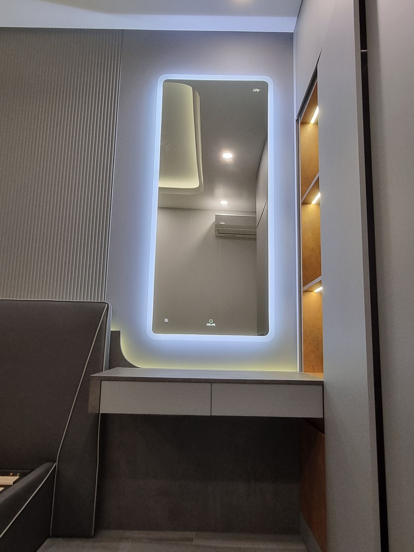 Đánh giá sản phẩm Gương led chữ nhật 50x70cm GLS M35R36 ánh sáng ngoài hoa văn