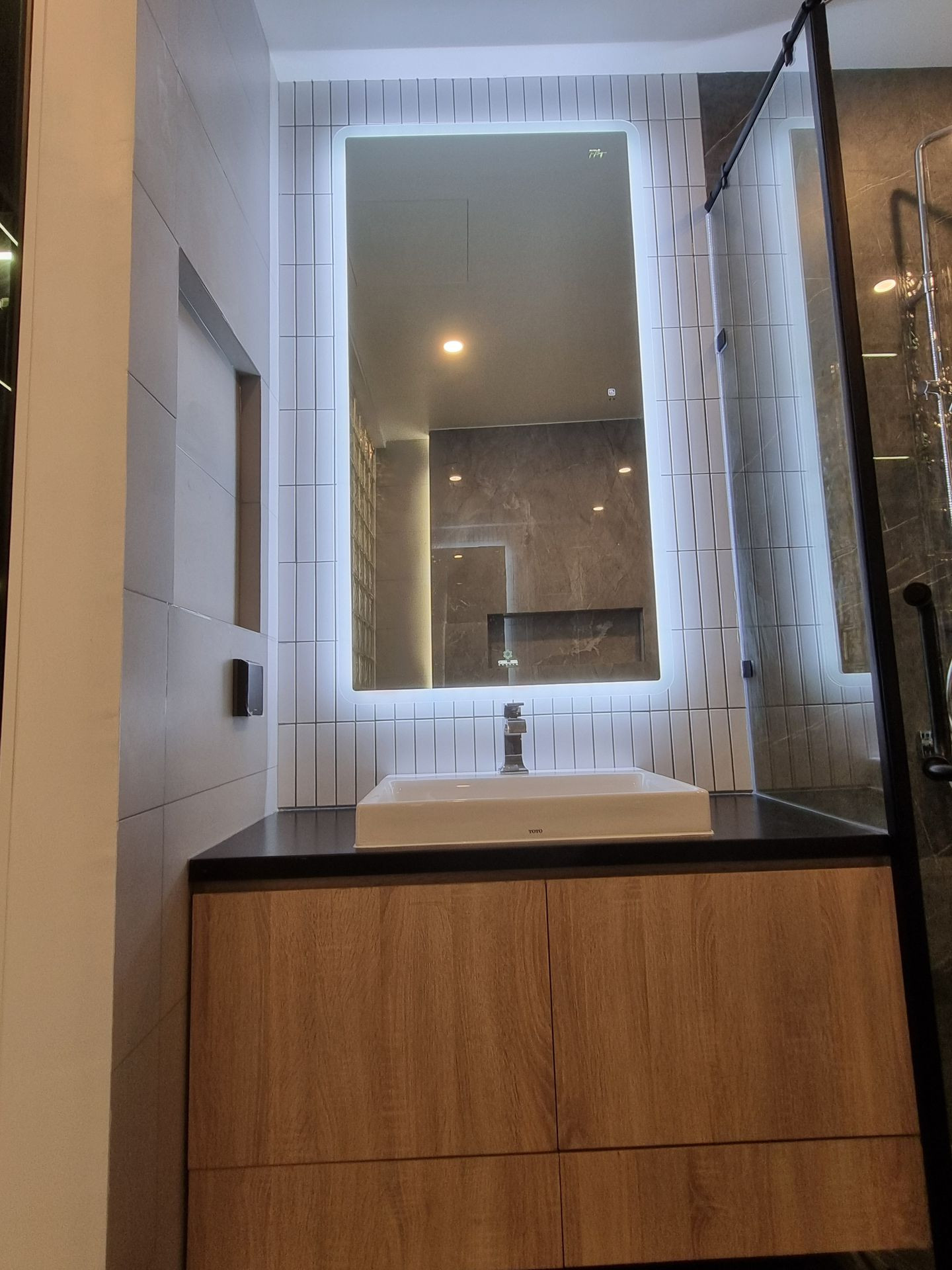 Đánh giá sản phẩm Gương led chữ nhật 50x70cm GLS M35R36 ánh sáng ngoài hoa văn