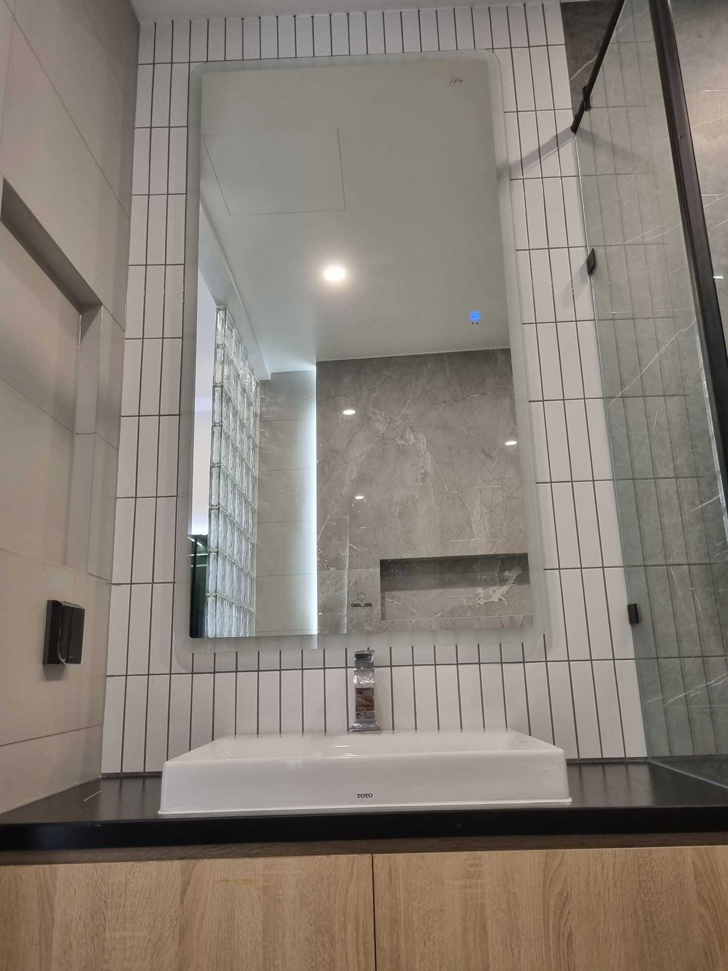 Đánh giá sản phẩm Gương led chữ nhật 50x70cm GLS M35R36 ánh sáng ngoài hoa văn