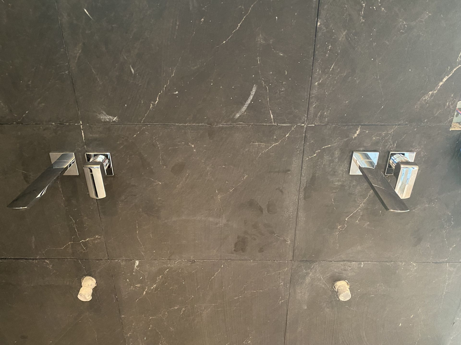 Đánh giá sản phẩm Vòi lavabo nóng lạnh gắn tường GR TOTO TLG02311BB (TLG02311B)