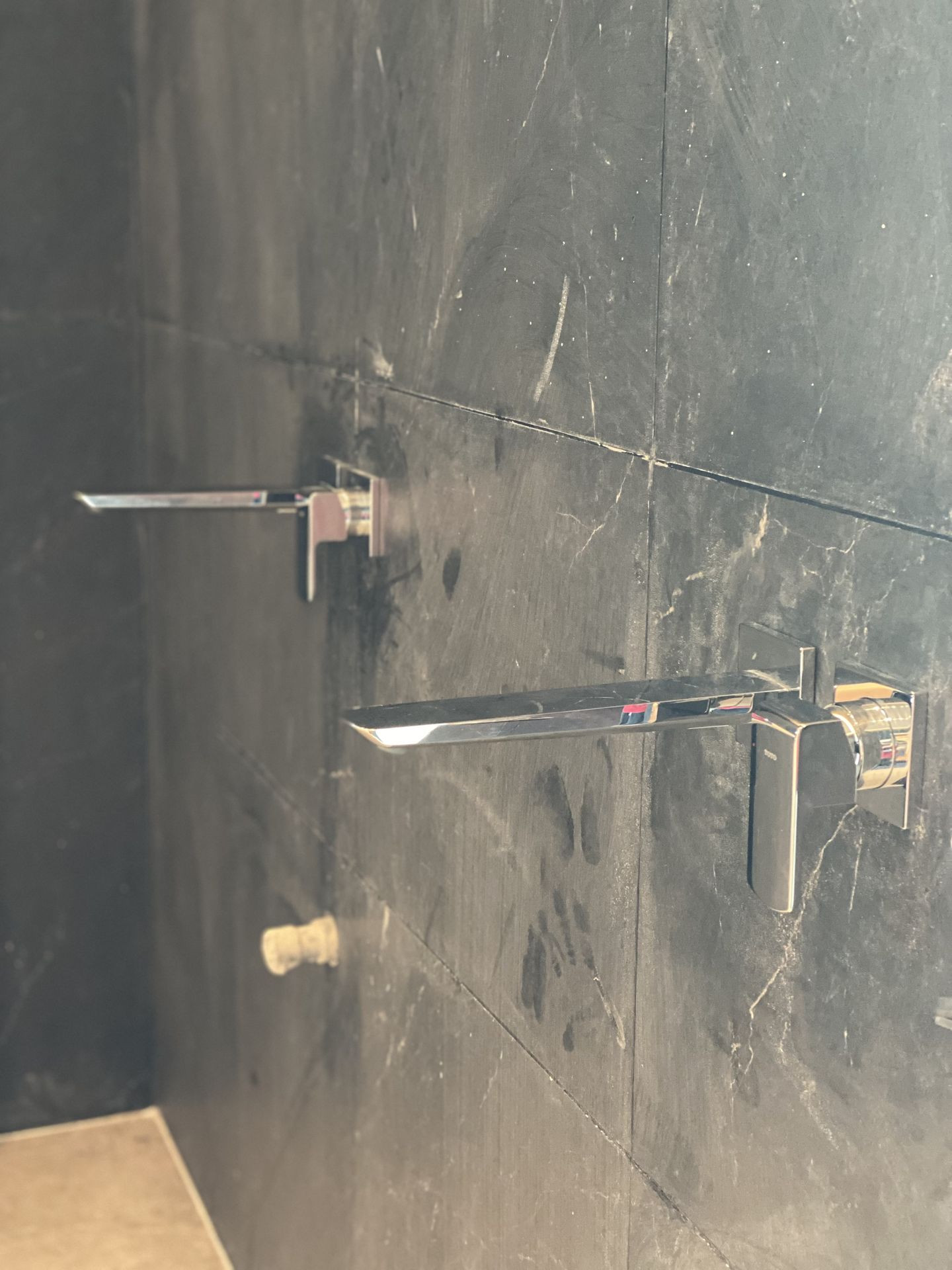 Đánh giá sản phẩm Vòi lavabo nóng lạnh gắn tường GR TOTO TLG02311BB (TLG02311B)